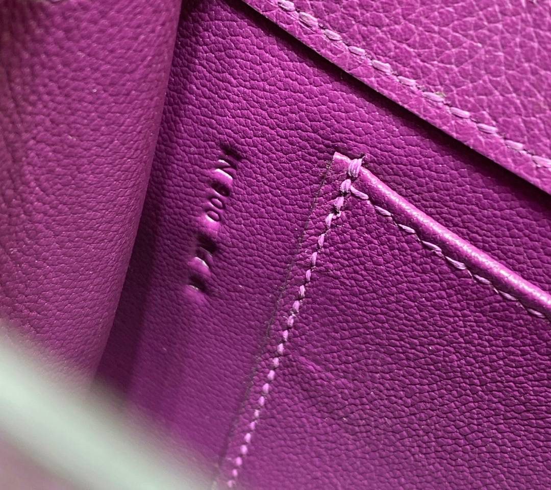 『海葵紫·金』 ‘’Kᴇʟʟʏ ᴅᴀɴsᴇ • Evercolor 🎀 时尚圈就是一个圆！ 最厉害的就是六种背法： 斜背、侧背、肩背、腰包、背包、手包 集美们一定要安排起来‼️ 22Cm