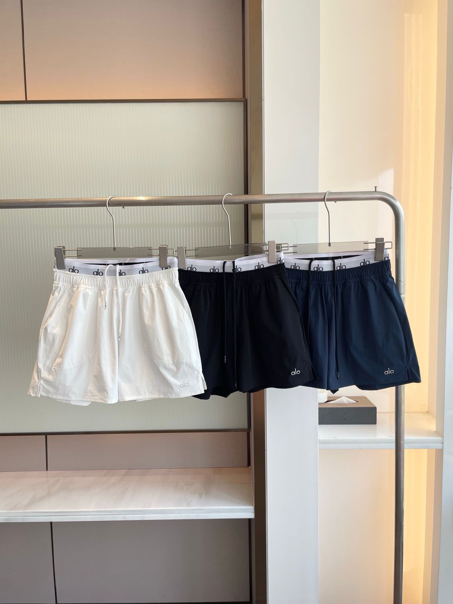 $95件。2件起$85件。Alo高腰假兩件短褲