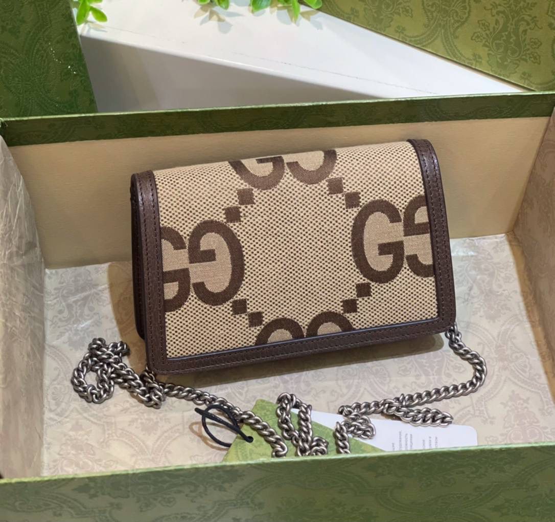 。✈️✈️✈️🔥帆布 Dionysus酒神系列# ▫️型号：476432 ▫️尺寸：16.5*10*4.5cm 𝐷𝑖𝑜𝑛𝑦𝑠𝑢𝑠酒神系列！必入啊‼️ 迷你太可耐了！全新大G帆布与棕色牛皮相撞！醒目双虎头搭扣，今年时尚单品一定少不了的身影、时尚乌木色简直太赞了👍休闲又减龄！