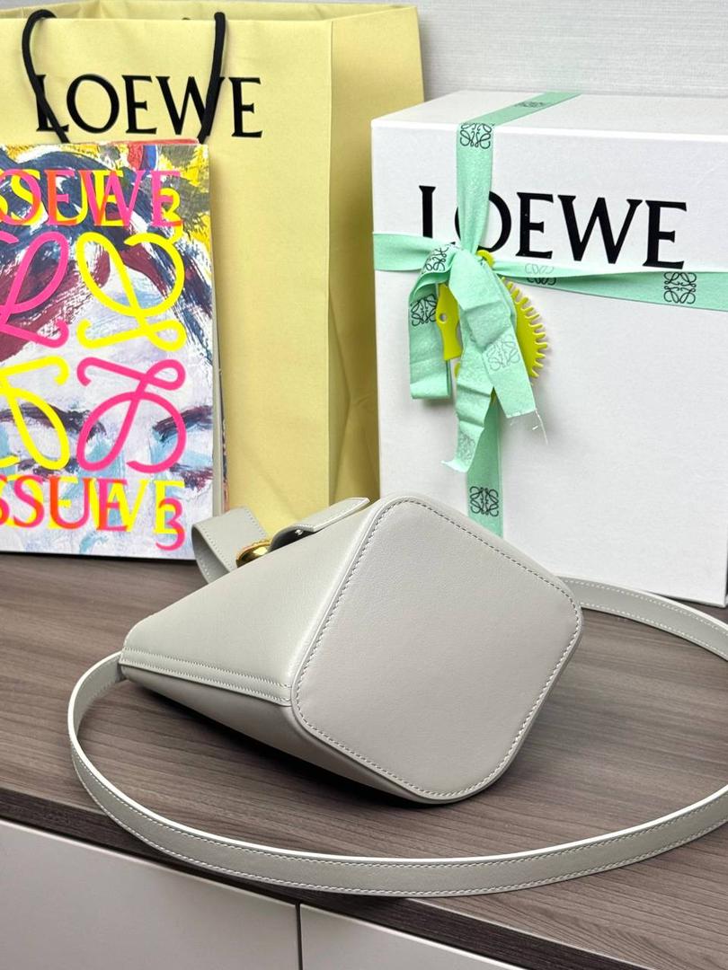 ♥️𝙈𝙞𝙣𝙞 𝙋𝙚𝙗𝙗𝙡𝙚 𝘽𝙪𝙘𝙠𝙚𝙩 ——【银灰色】现货‼️ 尺寸：𝟏𝟔-𝟏𝟔-𝟏𝟗.𝟓𝐜𝐦 编码：062339 【配全套礼盒】 🎈标志性Anagram鹅卵石点缀，配以纯粹简约线条以及瞩目设计风格，诠释全新𝙋𝙚𝙗𝙗𝙡𝙚手袋👜 🎈自带一根🉑拆卸🉑调节的肩带，一包多背，多样化风格，秀场大放异彩😀内里容量超大，日常实用性强👌 🎈配全套专柜礼盒🎁，给你满满的仪式感👀