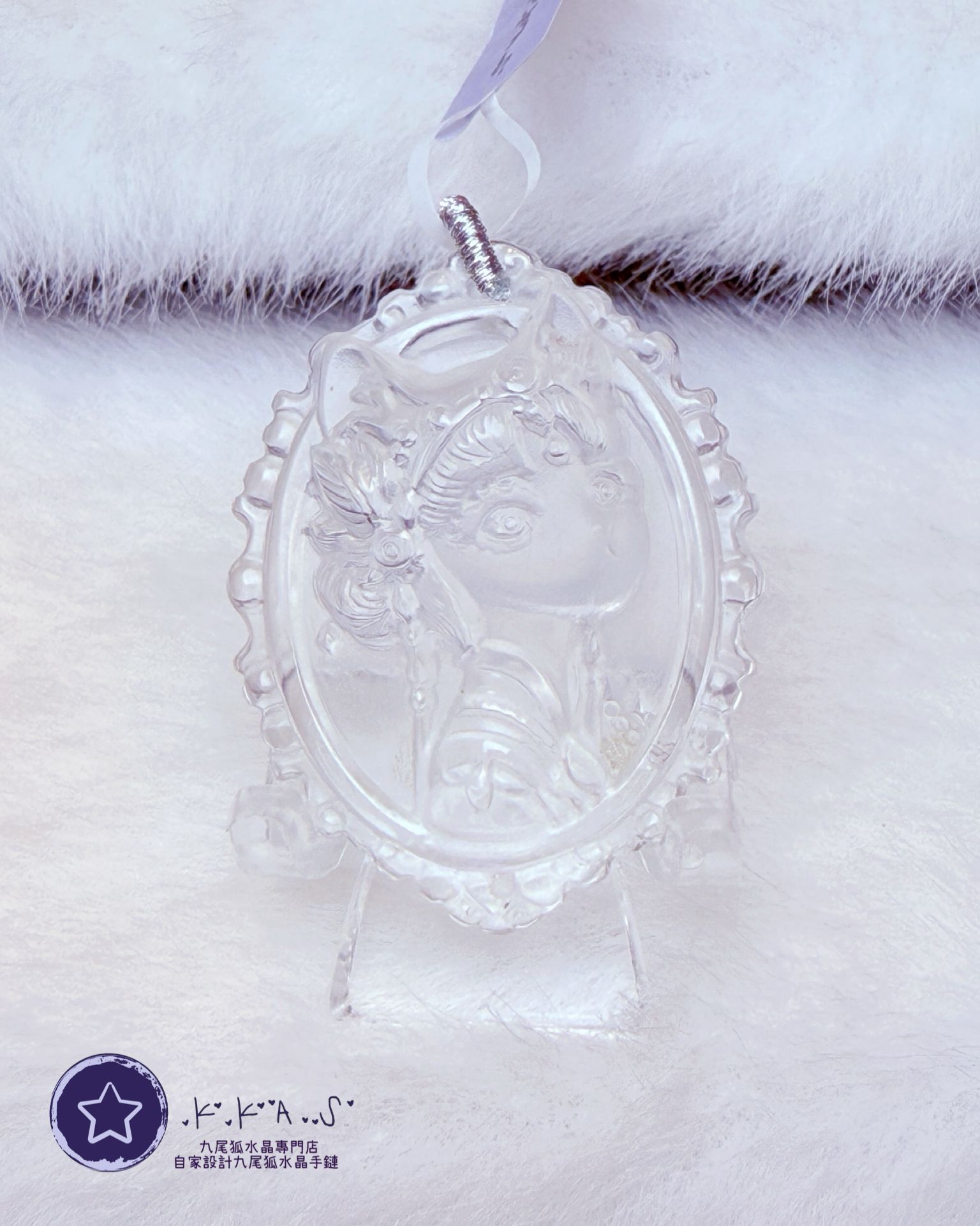 K00189 白水晶 半立體雕刻狐女孩 - 吊墜/手牌兩用款