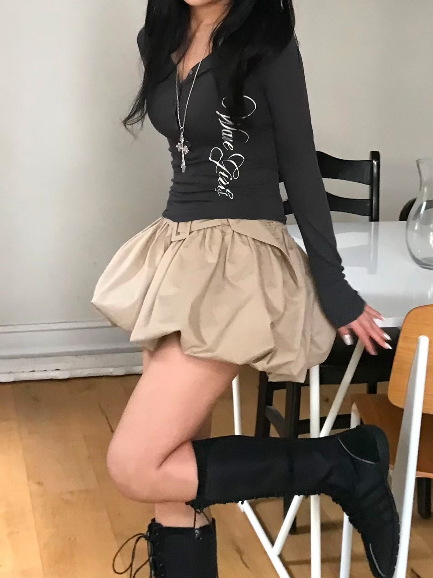 辣妹必備！韓國扣扭字母v領Top