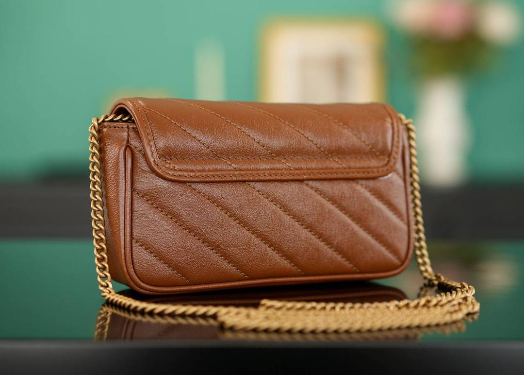 👜Marmont系列肩背包经典款 焦糖色 mini16.5cm💕 （原厂皮 全铜五金） 正品售价,500 GG家的招牌款 原厂牛皮搭配经典的双G扣，复古做旧风格 一只超可爱的小马蒙~喜欢小包入它准没错 官方款号 476433 尺寸小号：21x12x5cm 尺寸迷你：16.5x10x5cm