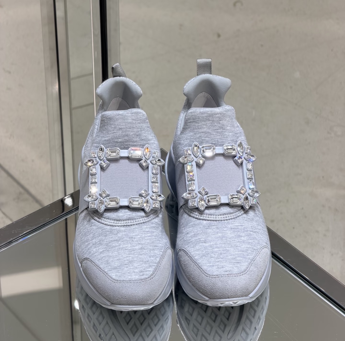 限時優惠✨新色🆕訂貨🍒RV VIV’ Run 鑽扣灰色sneaker Size 35.5-39/40