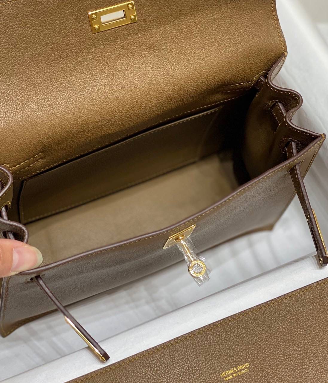 『威马犬米色·金』 ‘’Kᴇʟʟʏ ᴅᴀɴsᴇ • Evercolor 🎀 时尚圈就是一个圆！ 最厉害的就是六种背法： 斜背、侧背、肩背、腰包、背包、手包 集美们一定要安排起来‼️ 22Cm