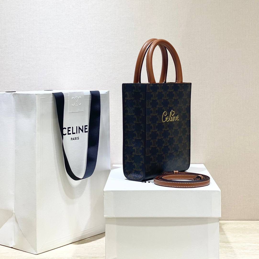 🔥大货实拍图 𝗖𝗘𝗟𝗜𝗡𝗘 ♥ 𝗧𝗥𝗜𝗢𝗠𝗣𝗛𝗘 𝗖𝗔𝗕𝗔𝗦 𝗧𝗢𝗧𝗘 𝙘𝙚𝙡𝙞𝙣𝙚的爱心𝙡𝙤𝙜𝙤也太会了吧！直接俘虏我！实在是太会抢钱了！托特包的天花板🥇 型号：194372 尺寸：17*21*4cm