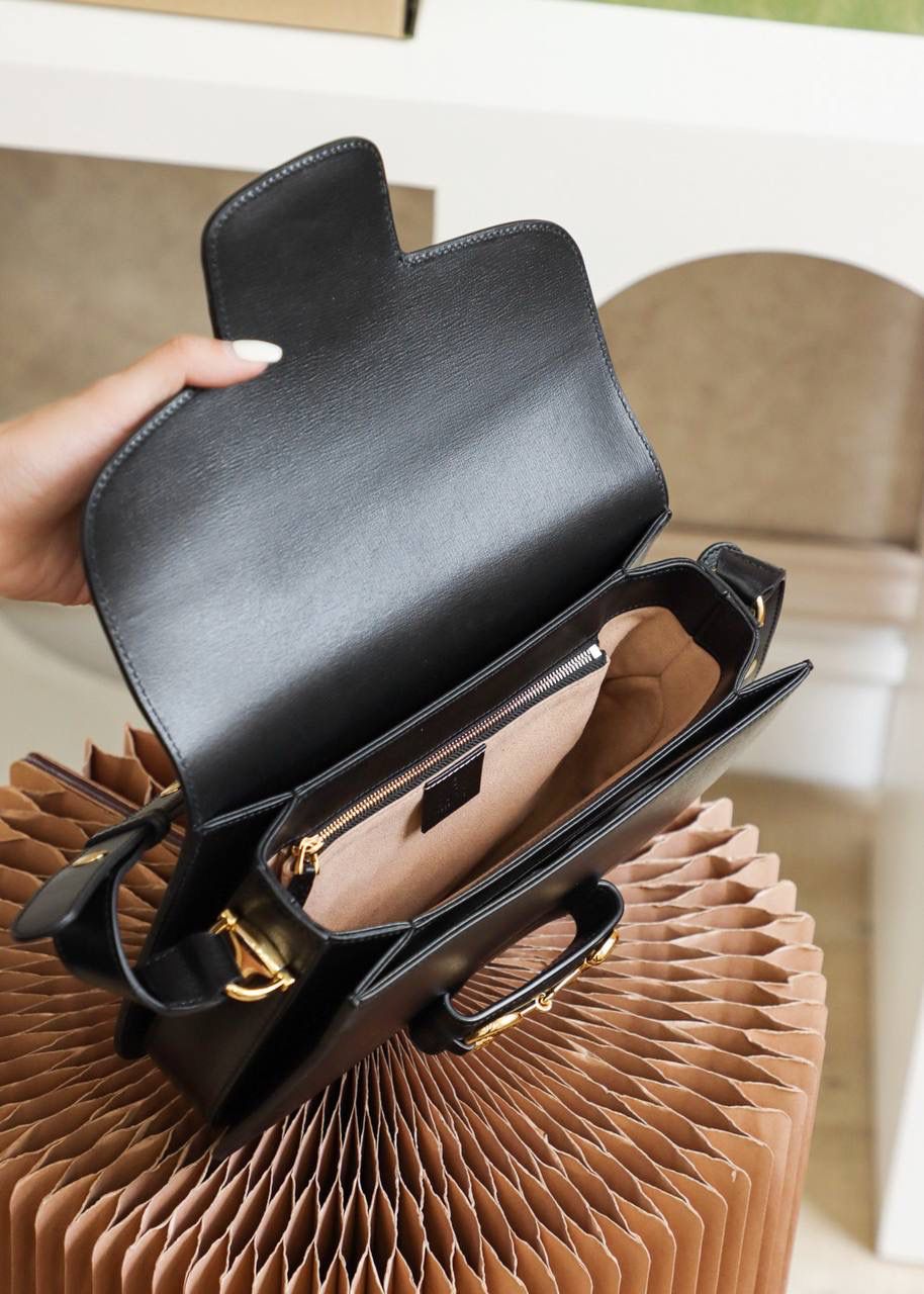 ▪️𝟭𝟵𝟱𝟱 𝐇𝐨𝐫𝐬𝐞𝐛𝐢𝐭马衔扣#602204# 正品皮▪️ ☑️尺寸：25*18*8𝙘𝙢 𝙃𝙤𝙧𝙨𝙚𝙗𝙞𝙩 1955马鞍包全皮系列， 全皮的质感看起来更加上档次， 更加有时尚感，标志性的马衔扣五金， 搭配经典的复古线条与现代精神巧妙融合， 不仅看起来有复古的味道，却不失时尚的高级感， 采用皮革材质相映成趣， 搭配可调节的肩带，给予日常不同的背法！ 隔成设计，更加人性化使用！ 给人透出低调而大气的气质！🔥🔥