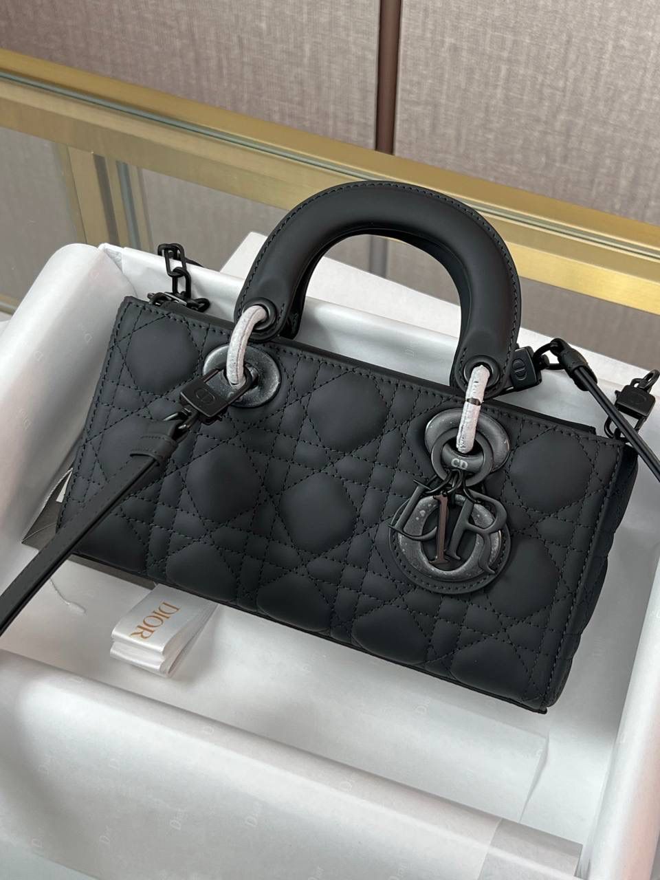 小号LADY D-JOY 手袋黑色横款磨砂戴妃包小号😎🖤 独家手机版本实物实拍 上身实拍 尺寸:22x12x6厘米(长x高x宽)