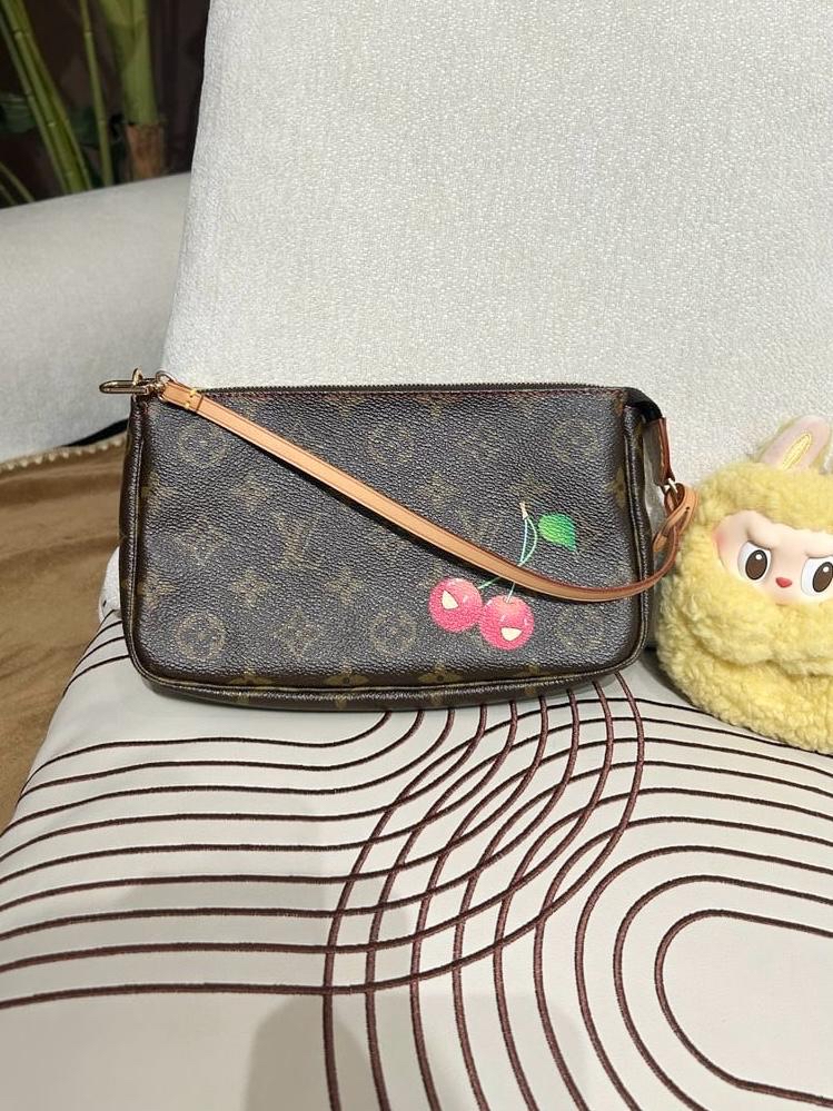 Lv Takashi Murakami Monogram Cherry Pochette Accessoires 單肩包（limited edition ） 100%Authentic, 98%New ✅Dust bag ✅Box