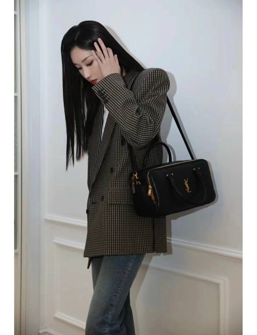 仅剩少量❗️ ys1 liya保龄球行李包🎳👛 为数不多的可以手拎的通勤包 容量超级大，喜欢大包的姐妹不要错过 双拉链大分区，里面还有小隔层 功能性实用性都照顾到 我真的很喜欢他们家扁平的菱形衔缝线 清冷和酷飒感一下就出来 你别说，这只保龄球还挺学院风哈～ 31×16×13cm766785m