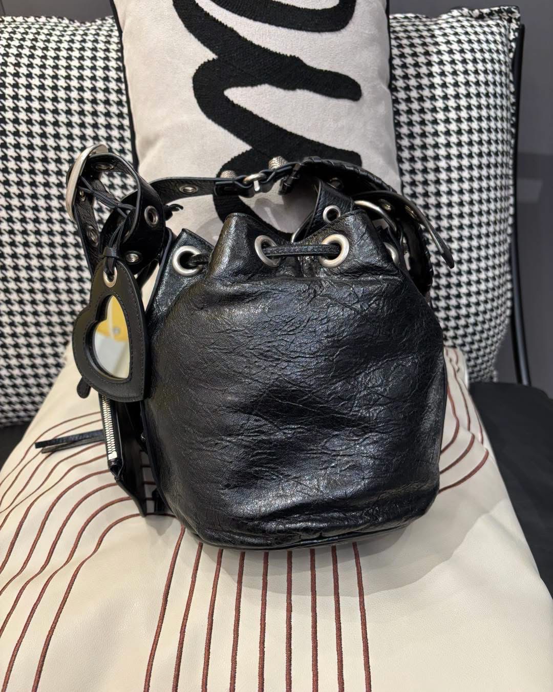 Balenciaga le cagole bucket bag Blac 100%Authentic ,98%new  ✅收據✅mirror ✅coins bag✅dust bag
