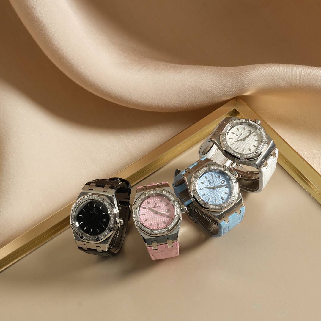 全网女神看过来😍😍这款爱彼女表才是最具有性价比的… 爱彼皇家橡树系列型号67601石英腕表，皇家橡树系列独有的八角形外观还拥有爱彼独特的设计风格也将女士优雅风格融入其中，深受女明星们的爱戴，表带澳洲湾鳄鱼皮，即使只有33毫米的小尺寸，也将爱彼独有的纯净美感与刚毅线条展现的淋漓尽致💝💖💘而镶满钻石的表圈也为佩戴的女士增添了更多的柔美。（32颗明亮式切割美钻，总重约0.65克拉）巴蒂镶嵌一枚半透明凸面蓝宝石，搭载瑞士进口石英机芯，拥有实用的日历显示功能，女士们佩戴起来不会显得沉重 ，配专柜最新全套包装发货！这种货一般数量不是很多哦