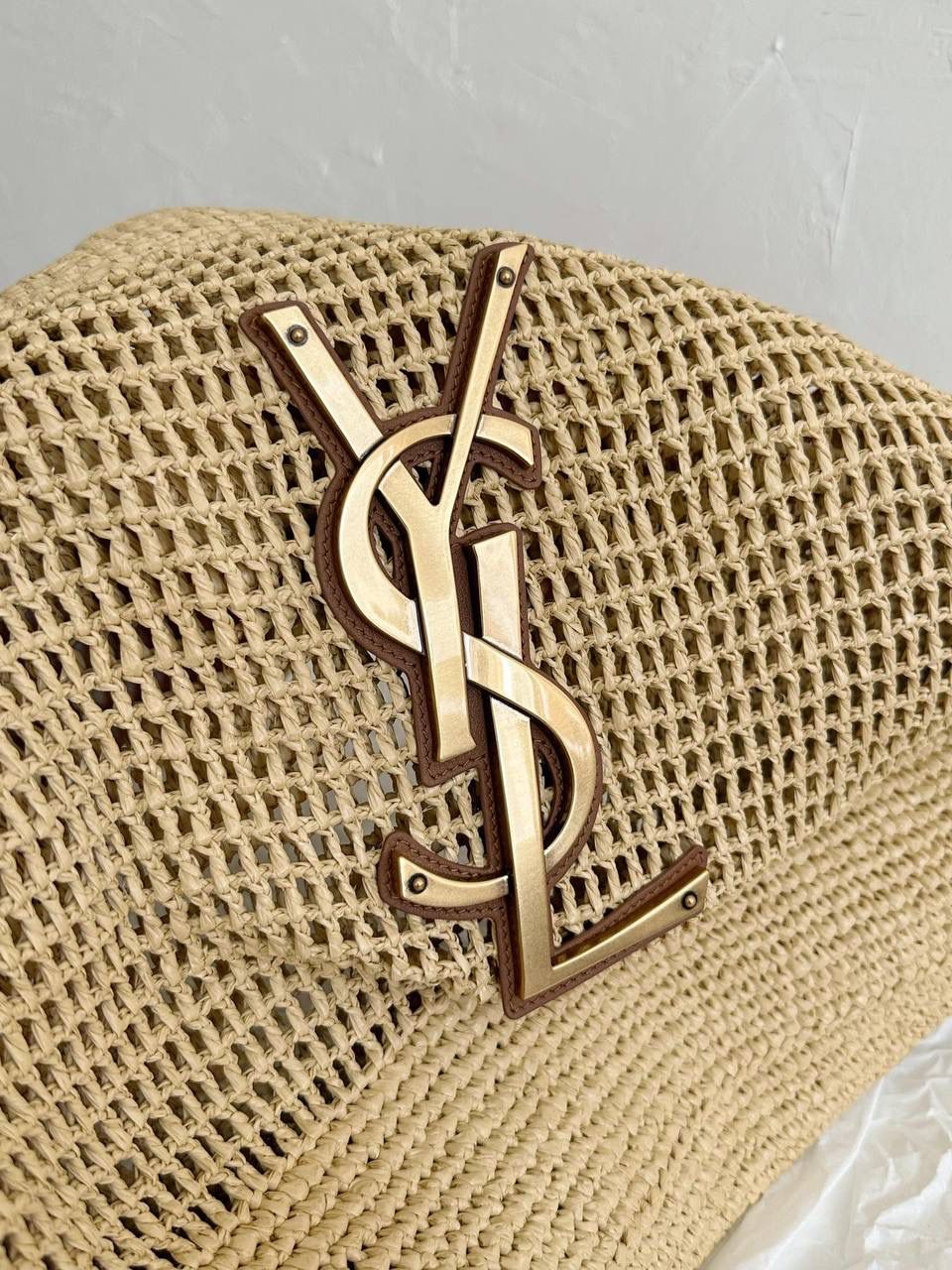 ⏰即将到货 ys1 icare拉菲草编包🏖️ 这只包的全皮款本来就特别好看 把它改成草编包真的太明智了 一个秋冬背，一个春夏背 这只草编包完全满足了喜欢背大包的姐妹的需求 其他草编包啊，几乎都是菜篮子的形状 说实话，菜篮子做大了真的不太好看，也不好背 草编icare的出现真的大大满足了 又美又好背☺️🏖️☀️ 这只包是师傅一针一针勾出来的 所以产量不会多，出货时间也慢 除了出货难出货慢，真的没有缺点 先下单先安排咯～ 55×43×5cm772191m