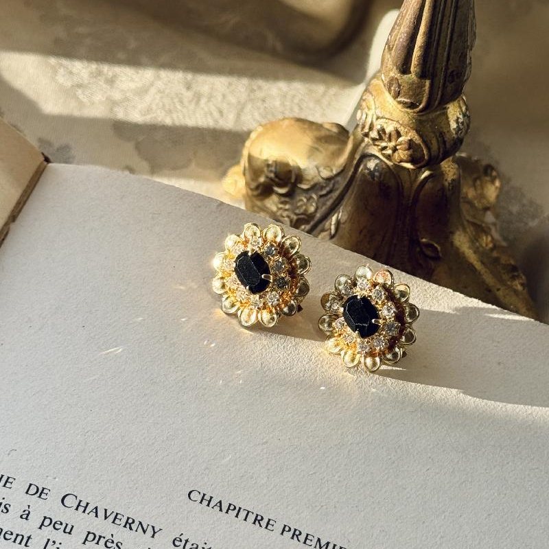 Vintage Czechoslovakian C.a. 1980s New Old Stock Sparkling Clip Earrings (NZ084)