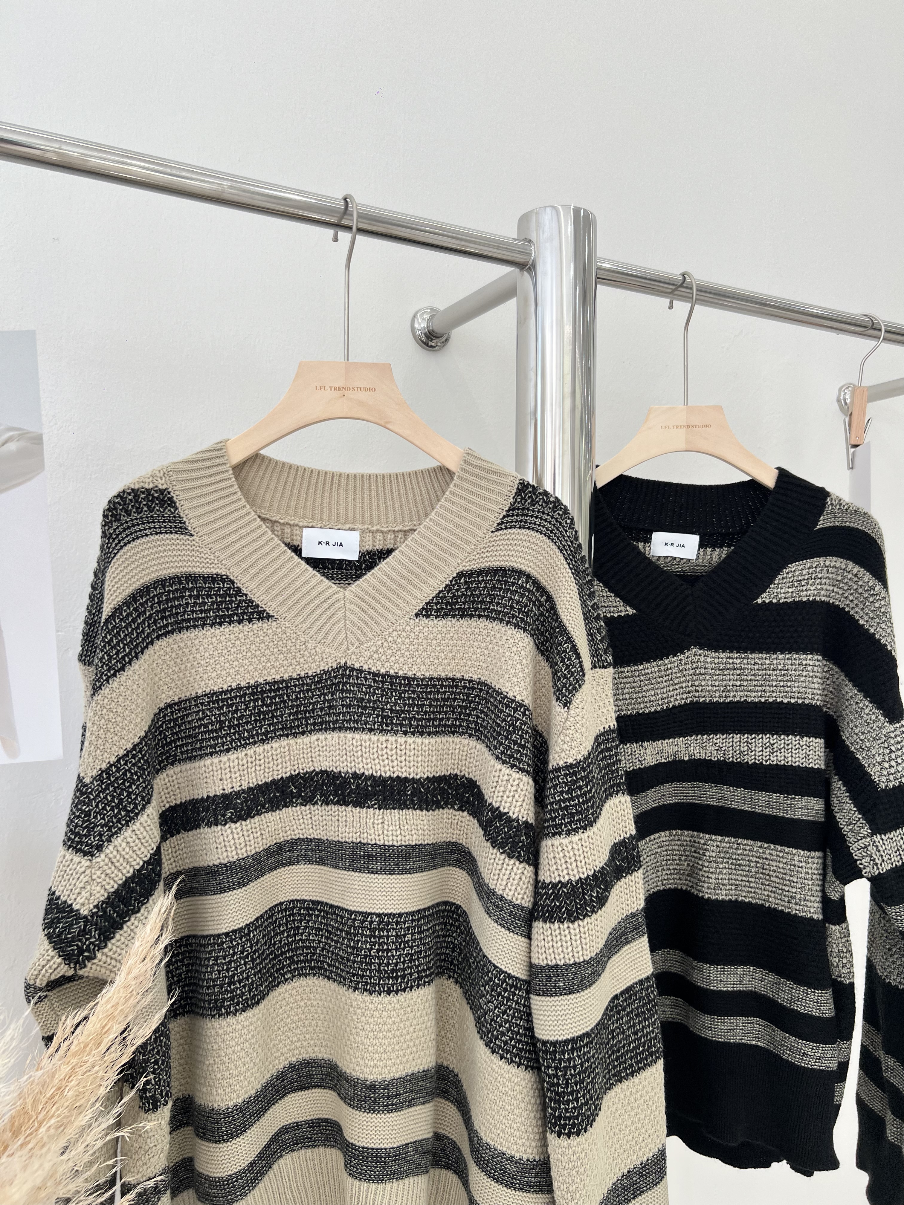 7027 复古撞色条纹V领针织长袖