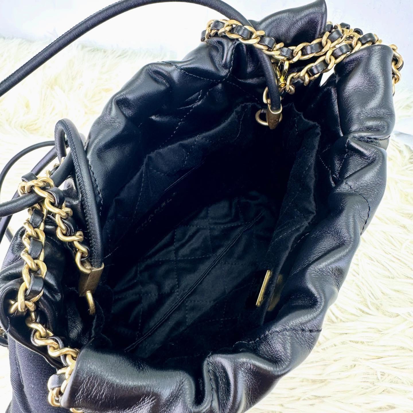 CHANEL 🤍PRE OWNED Mini 22 Bag 黑色金扣 晶片款 2023年全套有單🖤