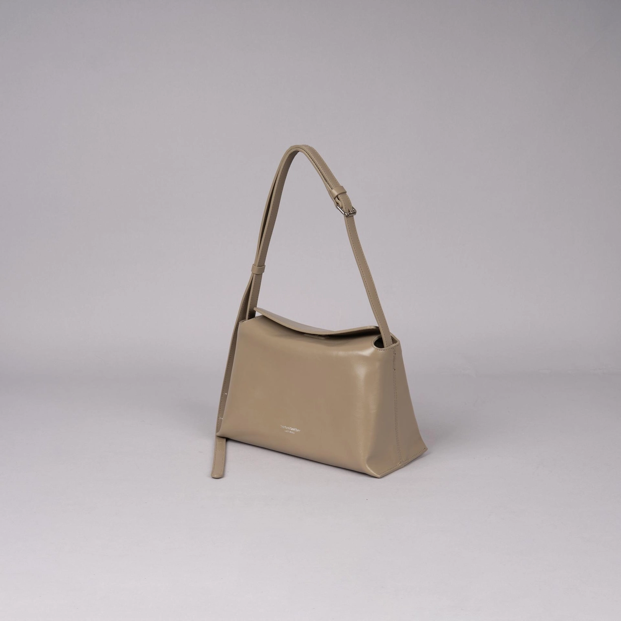 【26SS新皮】預訂_牛皮亮面 Bread bag 磁吸枕頭包 (M) By Bucks & leather