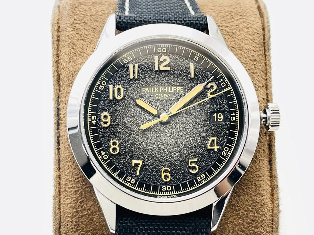 市场最高版本 百达.翡丽Calatrava系列Ref.5226G-001腕表！ 1⃣️表壳：百达Calatrava系列表款便因其圆润流畅的表壳形状享有盛名。百达.翡丽以这一特点为墓础重新设计该表款，在表壳侧缘雕饰巴黎钉纹。 2⃣️设计师还开发出一种特殊表壳结构，令表耳与表壳底盖融为一体，从而使巴黎钉纹全面覆盖表壳侧边。 3⃣️根据原装开模，壳套设计贴合原装！ 4⃣️字面：炭灰色表盘流露复古韵味，边缘呈黑色渐变效果，其微妙粒纹令人联想起古董相机外壳。 5⃣️表盘搭配覆米色荧光涂层的白金立体字块，以及低调内敛的"轨道式"秒钟刻度。 6⃣️白金针筒型时针及分针覆米色荧光涂层。3字位位置设有日期视窗，采用米色字块！ 7⃣️搭配黑色背景机芯：采用进口9015为基础机芯并加以改装升级！机芯夹板桥经倒角，边缘作细意打磨，大小夹板饰以鱼鳞纹、日内瓦波纹，夹板表面有包金雕刻，螺丝凹槽经打磨和倒角，所有细节尽善尽美，同时印有百达翡丽经典双P印记！ 8⃣️表带：全新Ref.5226G-001 表款有两款可互换表带，一款为米色绒面小牛皮，另一款为黑色小牛皮，饰有压花纹理图案和米色缝线。两款表带均搭配白金针扣，同时配备快拆生耳，让更换表带操作更加便捷！