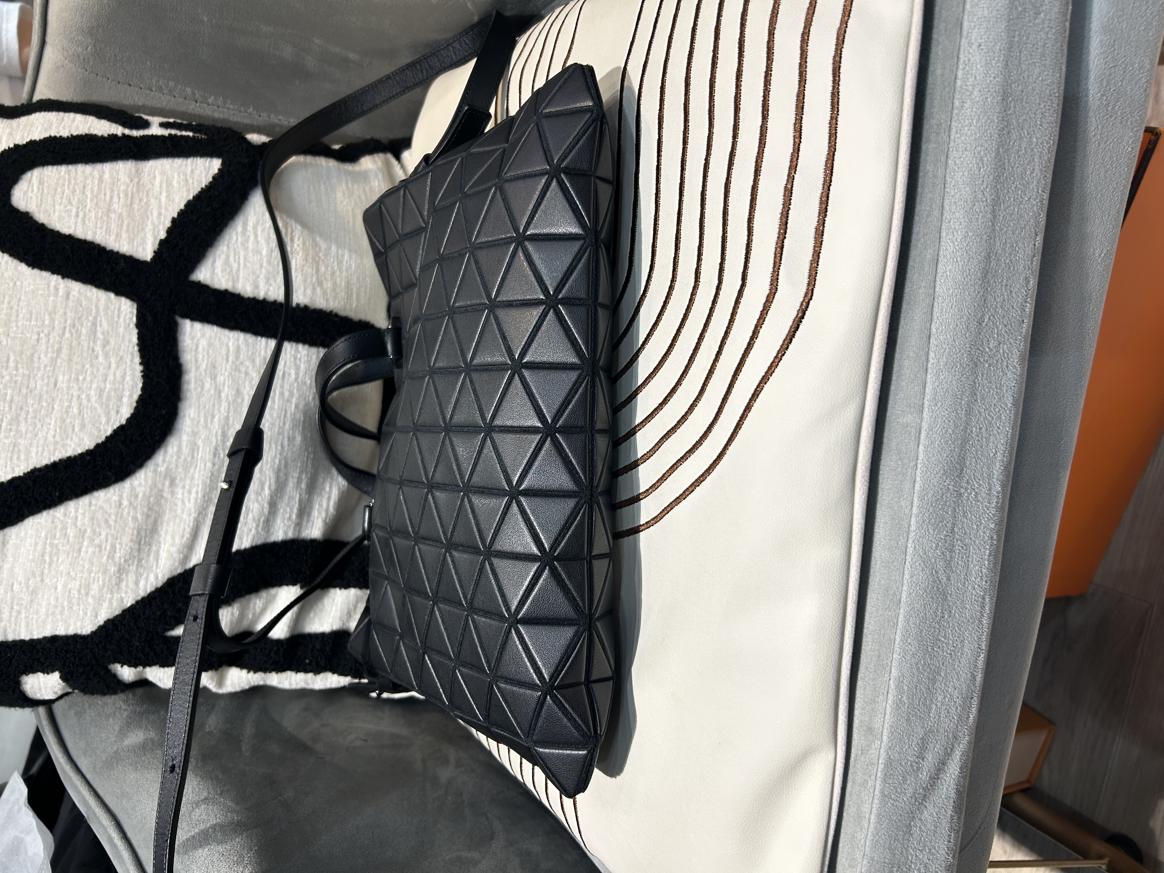 Issey Miyake Bao Bao Tonneau Matte Crossbody Bag 啞黑色牛皮