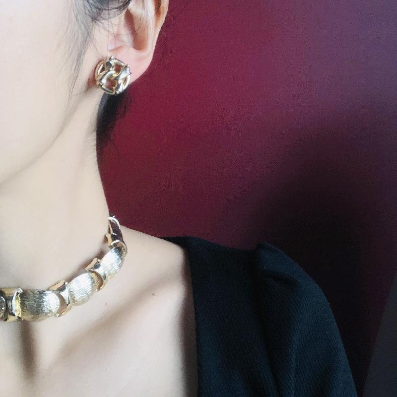 Vintage C.a. 1940-50s Coro High Quality Golden Metal Twisted Knot "X" Screw-Back Earrings(MT1648)