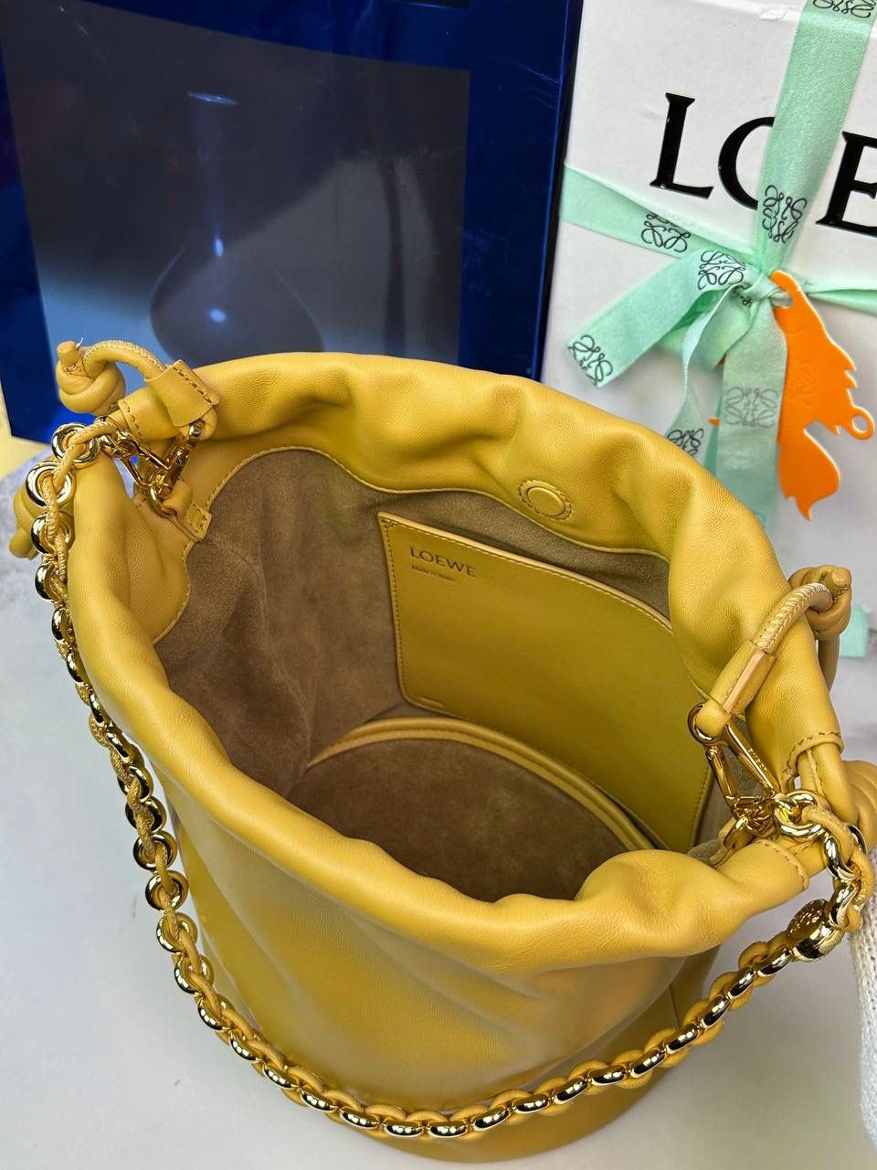 🎈链条款𝙁𝙡𝙖𝙢𝙚𝙣𝙘𝙤 𝙋𝙪𝙧𝙨𝙚水桶羊皮 ——【沙漠黄】 尺寸：𝟑𝟐-𝟏𝟕-𝟐𝟒𝐜𝐦 编码：062406 👉🏻延续福袋收缩绳褶皱设计，全新推出水桶造型，羊皮包身手感细腻柔软❤️ 👉🏻链条肩带➕皮肩带的双肩带设计，时尚百搭，给足了集美们多样化的选择。肩带可拆卸可调节，磁扣开合，正面烫金𝙇𝙤𝙜𝙤，呈现出高贵典雅的视觉感😍 👉🏻独家背景➕独家品质➕独家全套砖柜礼盒套装，市场高端品质皆在我手✌🏻