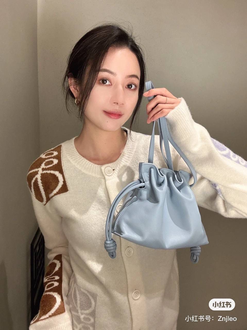 Flamenco clutch-NEW ✦迷你✦ 尺寸：𝟐𝟐.𝟓-𝟏𝟖-𝟗𝐜𝐦 型号：052030灰蓝色 ❤️mini flamenco clutch bag 可手拿亦可优雅斜挎 云朵般温暖亦轻盈的造型如此简单，💯耐看💯不会out的款式！ ❤️包袋采用进口小牛皮，手感如羊皮般细腻柔软，却比羊皮更加结实耐用，麂皮内衬 ❤️品牌标志性绳结设计，收紧袋口就是小福袋造型，超Q，看着不大实际超会装😇