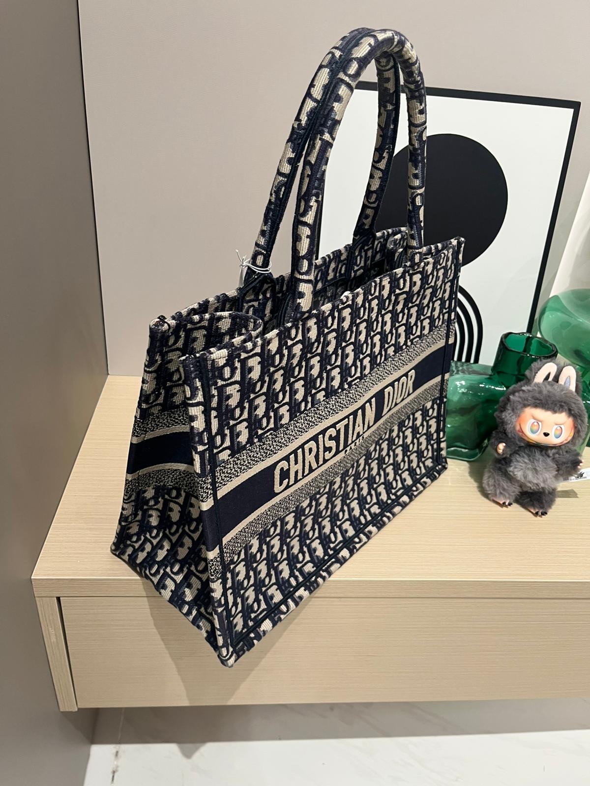 Dior book tote medium  ,100%Authentic ,98%new ✅Dust bag