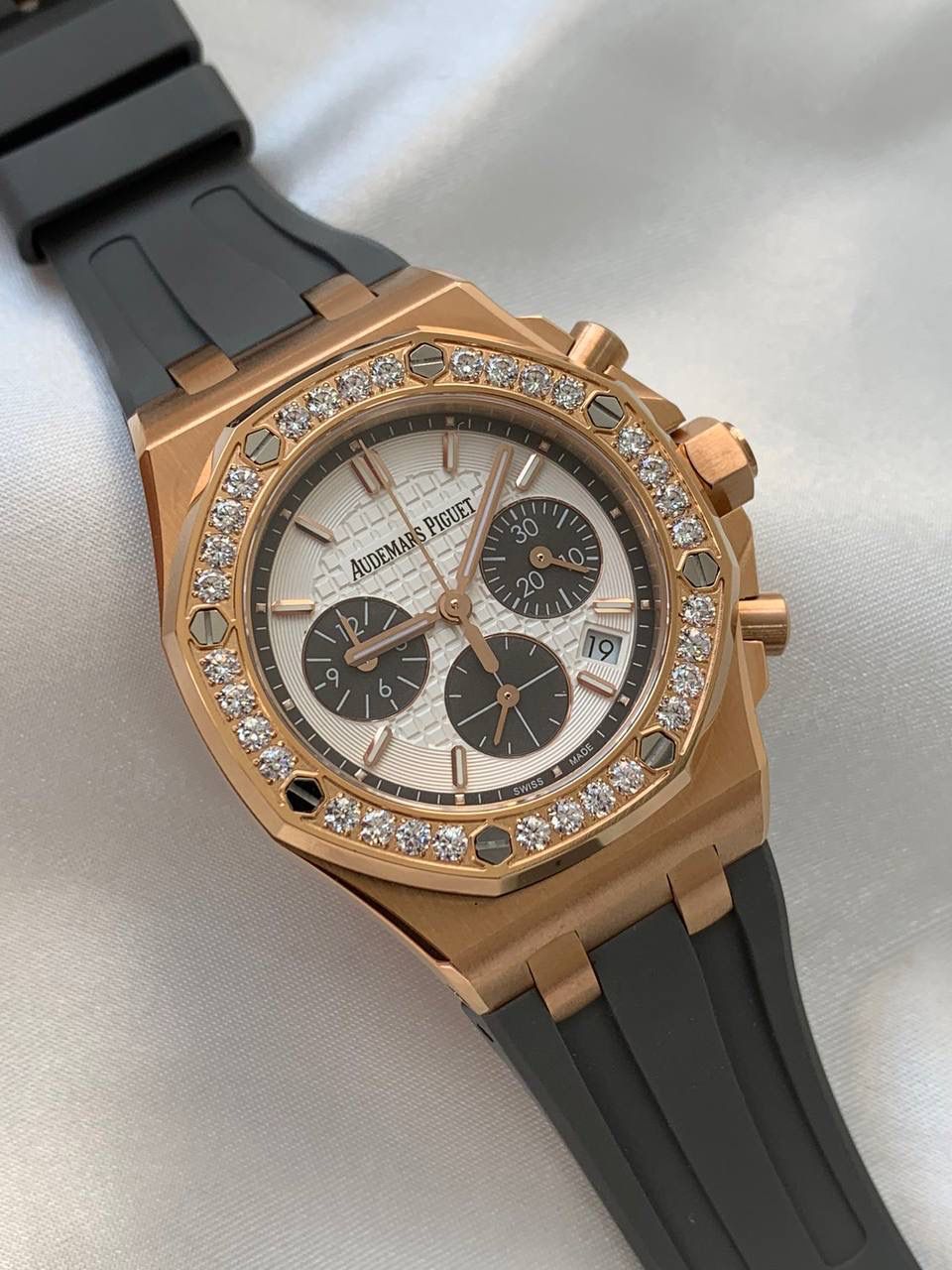 爱彼女款、小红书爆款，喜欢大表盘的女生、必备款，表盘37MM、蓝宝石防刮花玻璃，316精钢表壳、纯手工镶嵌32颗莫桑钻、搭配瑞士多功能石英机芯精准走时，表带采用进口橡胶工艺，佩戴舒适不过敏、折叠扣设计，佩戴便捷，数量有限，先到先得，多种色系，穿搭任选！