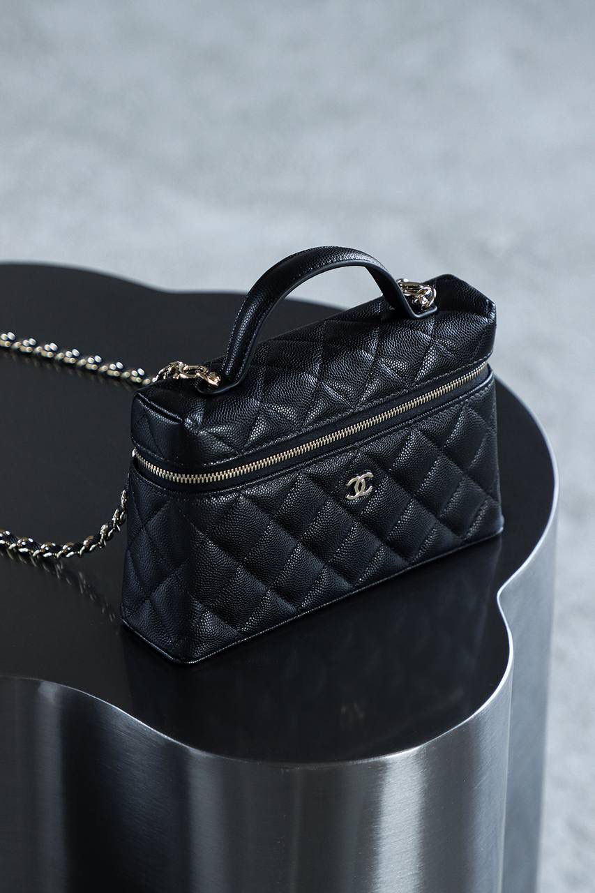 25P飯盒包鑒定版👜 一包一碼 支持全球鑒定查驗身份證原廠專G 三隻羊皮料過關清單資料可査詢 25P系列中的明星單品，lp飯盒包非常輕便，鏈條可拆卸當手拿包！ 小logo很高級，內斂的高級感！ 小而不廢，plus手機妥妥的容納，可甜可酷完美體現！ 五金：全鋼淺金扣 皮料：impala三隻羊中小球 尺寸：17*19.5*5cm