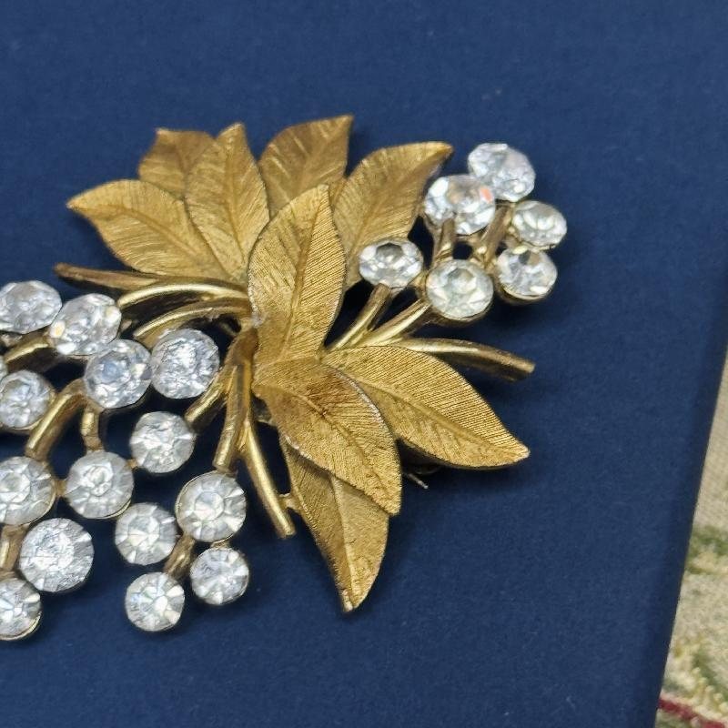 Vintage C.a. 1950s Crown Trifari Bejewelled Grape Brooch (MN414)