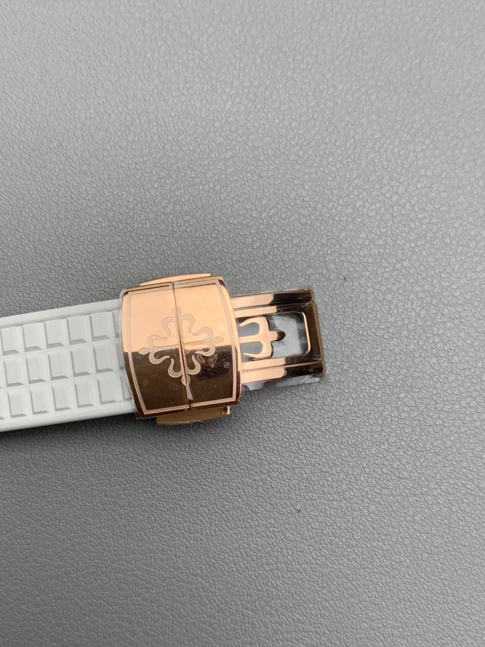 百达翡丽 5067A 手雷 石英女表 ——PPF继续购入原装PP--5067A腕表，独立拆解开模。完美还原PATEK PHILIPPE--5067A全系列石英腕表，带来全网最佳的复刻产品和极致体验。 【表带 扣】 1.采用与原装一致的天然复合橡胶（Tropical）材质，经久耐磨，可抵抗海水侵蚀和紫外线辐射。 2.完美克隆Aquanaut最新表扣，即使在非常细小的拐角处上也做有倒角润饰，确保还原正品般的舒适感。 【表壳】 1.腕表尺寸35.6X7.7mm 圆润的八角形表壳与原装一致，保持着复古的造型和精湛的打磨。 2.旋入式把头设计和实心底盖吻合与原版 3.表圈镶嵌46颗顶级施华洛世奇水晶（共计1克拉） 【机芯】 瑞士石英机芯改PPCal.E23-250芯。走时稳定，续航持久，性价比超高。