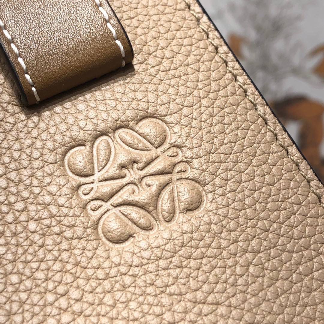 *小号𝘏𝘢𝘮𝘮𝘰𝘤𝘬吊床手袋 （荔枝纹/ 米杏） 尺寸:30-14-25cm 编码:688785【配全套礼盒】 带有柔软侧面包身的多功能手袋，容量大，可自由变换，多种背法，肩带可拆卸调节（斜背、侧挎、单肩、腋下、手拎…）内部钩扣封口，两个内部插袋，人字纹棉纺布衬里，Anagram压纹💕💕