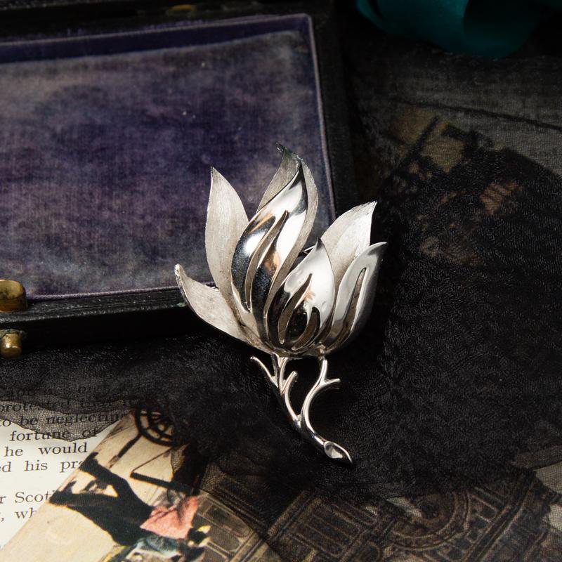 1950-60s Crown Trifari Shiny and Brushed Silver Floral Jewelry Set - Brooch and Clip on Earrings (MN218)