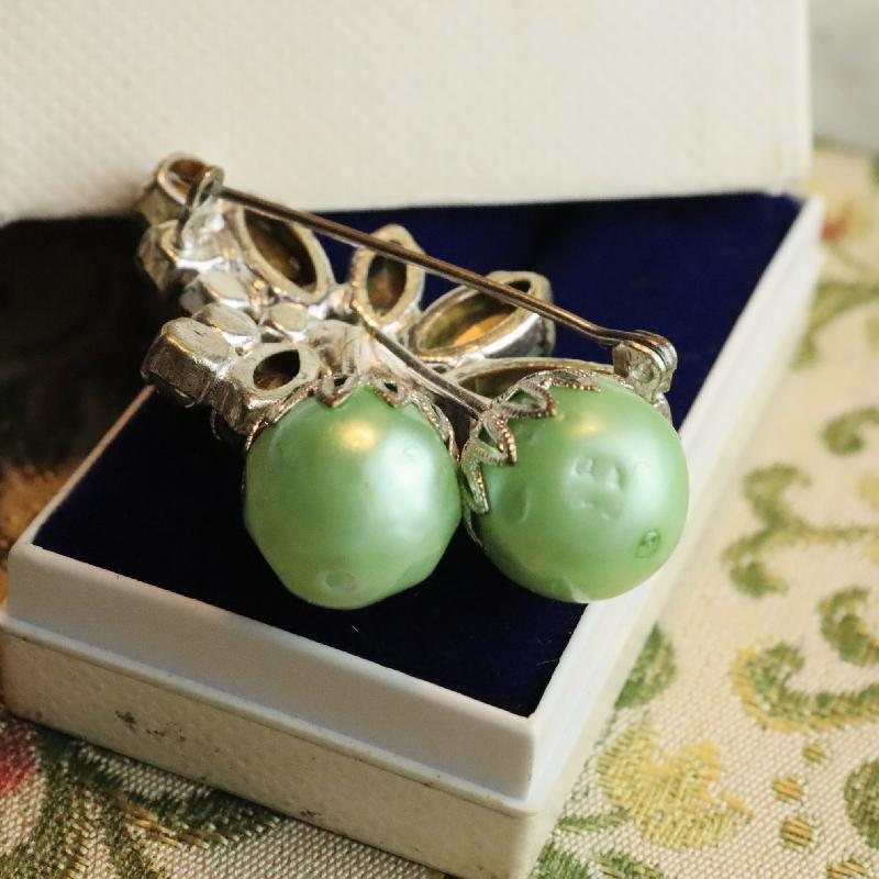 C.a. 1950-60s European Mint Green Glass Pearl Grape Bejewelled Brooch (MZ050)