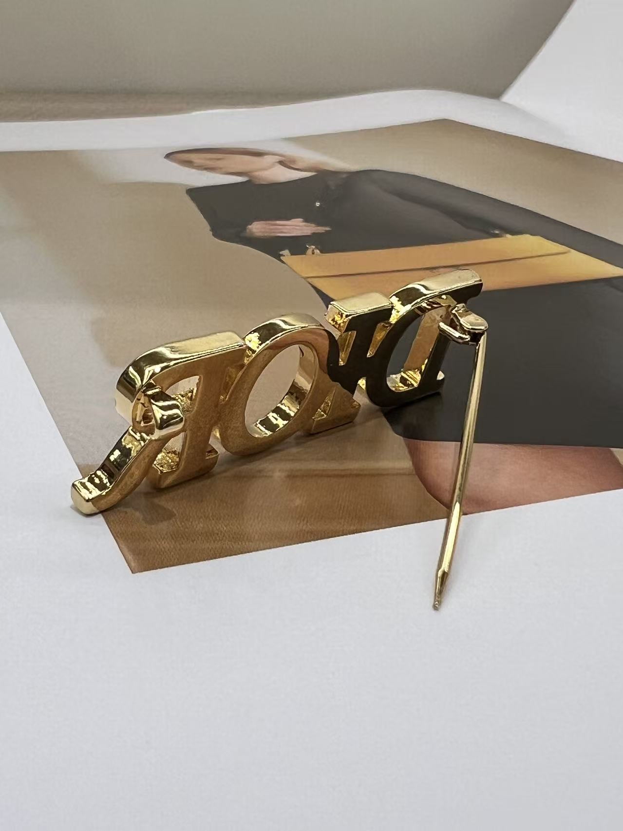 Dior 精緻胸針