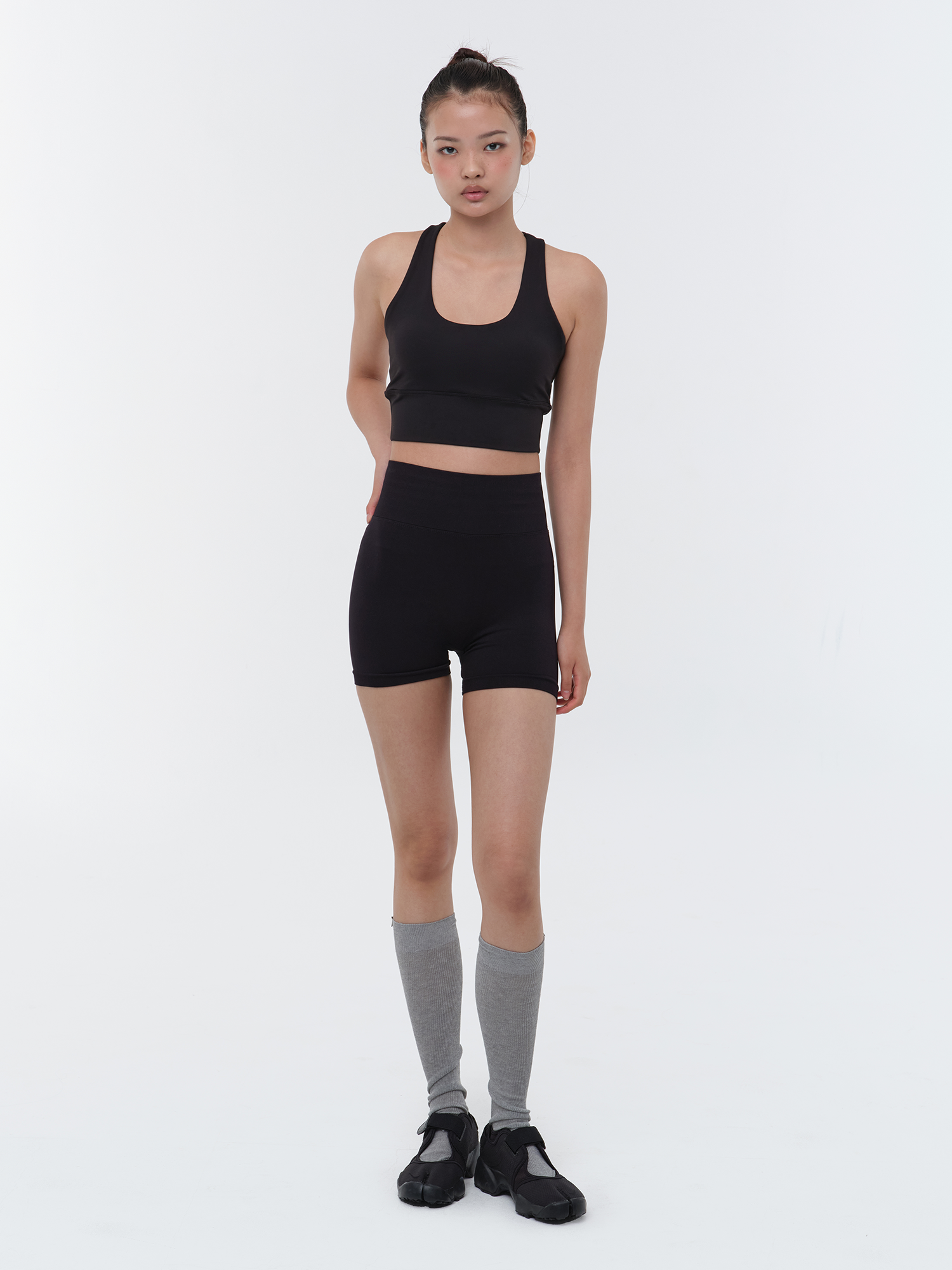 【美感靚背Bra Top】預購_Back Twist Built-in Cup Bra Top by Conch