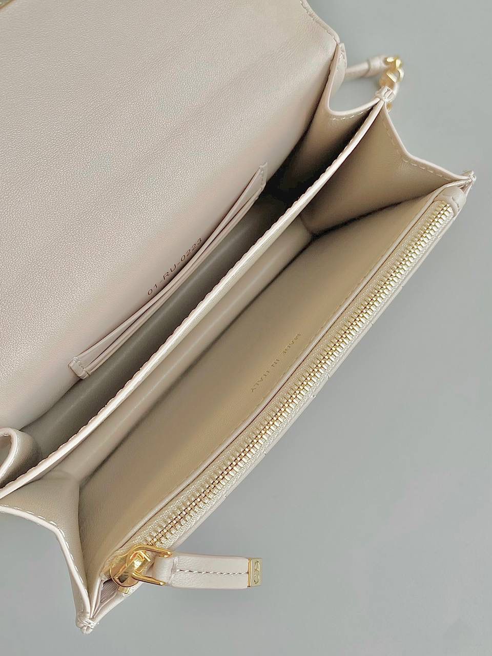 🈶杏色，迷你 𝗗𝗜𝗢𝗥 𝗠𝗶𝘀𝘀 𝗰𝗮𝗿𝗼链条手袋 开挂啦开挂啦！！火爆全网 不出意外夏天最爱的一只小包了 还是经典的藤格纹标识，真是百看不腻 金属链环和与皮同色系珐琅扣链环交替肩带 完全神一般的存在，可爱可盐，颜值太顶啦 内隔层容量日常足够了，斜挎/单肩/腋下都可 极简的法式浪漫松弛感直戳心脏，不挑人，冲！ 17.3×13×7.5cm，#💰115053m