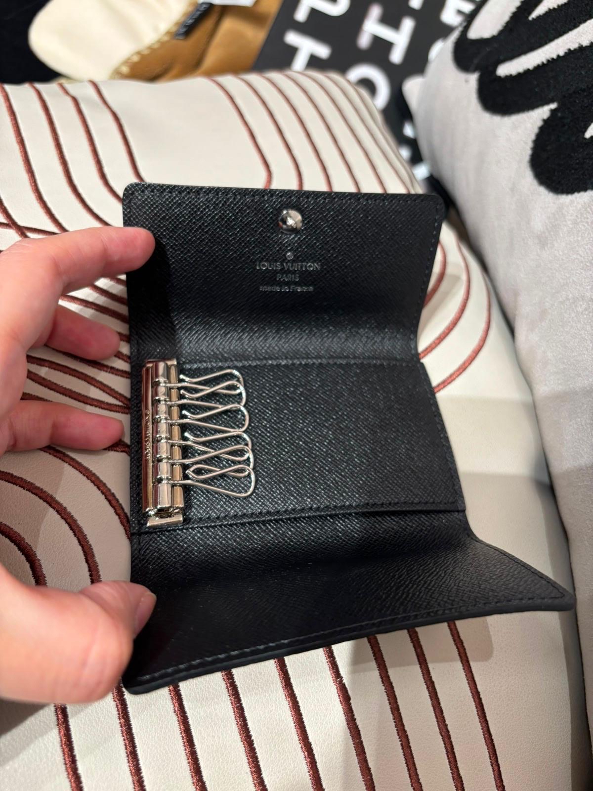 未使用品 LV Key Holder 100%Authentic, Unused ✅Dust bag