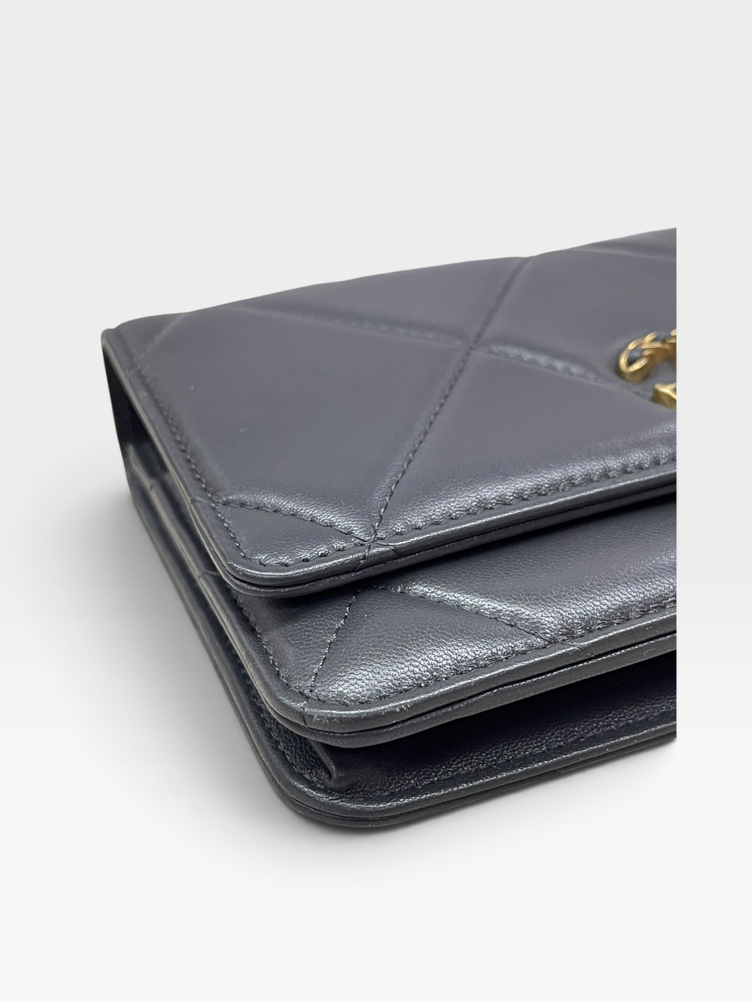 Pre-Owned CHANEL 19 Wallet On Chain / Product Code: 091008