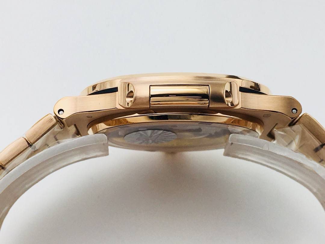 百达 翡丽 璀璨方钻亮相了[色]第一款真正意义上的超级鹦鹉螺，震撼来袭！ 1⃣️全新修正的不锈钢表带，铰链部分根据真正的百达 翡丽鹦鹉螺不锈钢表带拆解开发，和正品一致的贴合效果，逆袭之前所有副本！ 2⃣️铰链开合角度和正品一致，锁毕声音和正品相同！ 3⃣️重点指出此次V4版的面盘在采用与真品一致的覆荧光涂层金质立体时标，特别突出的“蓝魅”面无限接近原版！ 4⃣️机芯方面是全新订制的修正版的一体芯Cal.324机芯，是目前唯一做到机芯的钢印与正品一样的雕刻工艺。