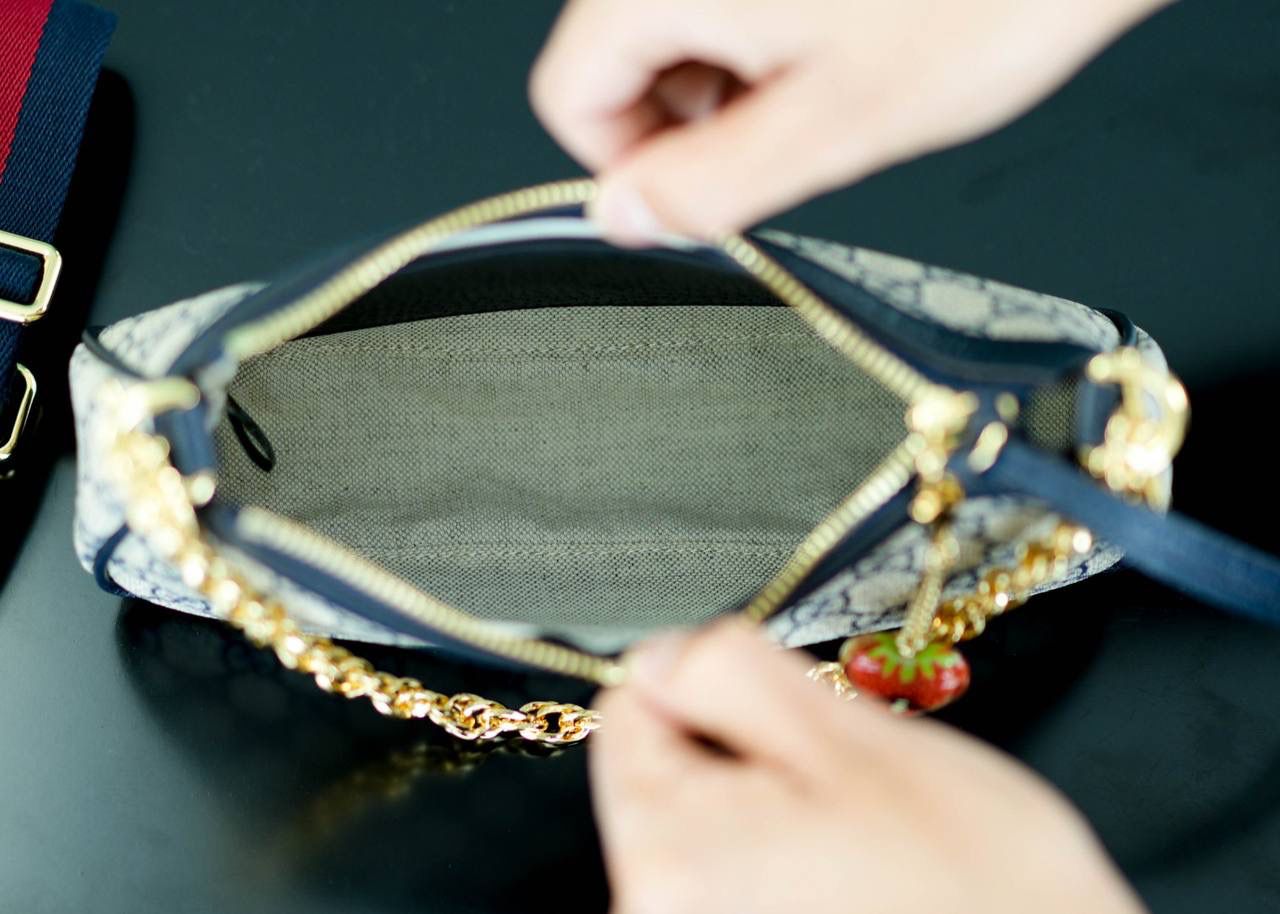 🥯Ophidia系列小号手袋 草莓包午夜蓝色 25cm 这款草莓包惊喜感非常强， 经典的元素搭配小巧可爱精致时髦挂饰， 金属链条和经典红蓝织带，复古感十足且百搭， 可爱又别致的小草莓是点睛之笔， 整个包包很轻便，特别好背呢~ 官方款号 735132 尺寸：25x15x6cm