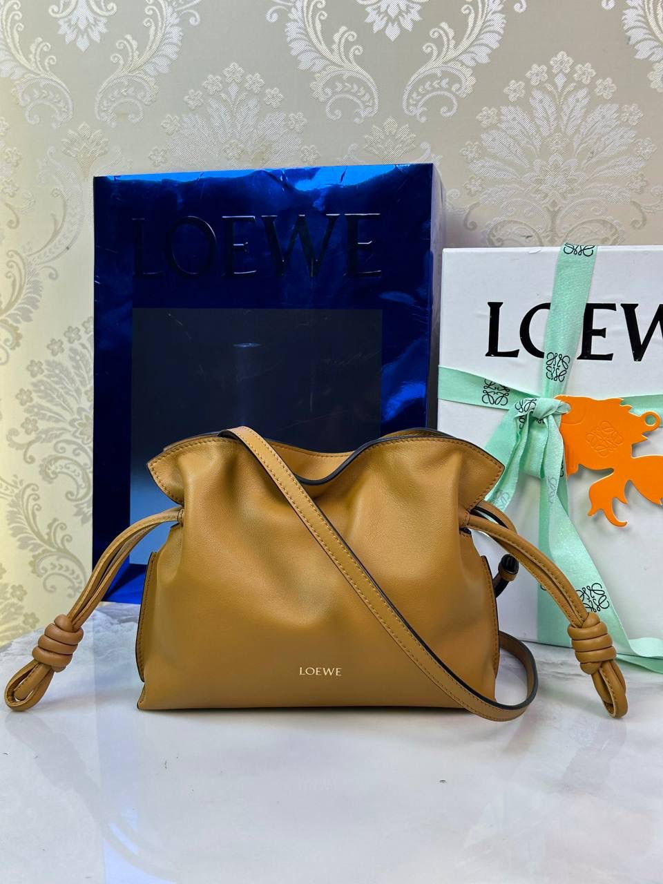 全新升级—中号𝙁𝙡𝙖𝙢𝙚𝙣𝙘𝙤出货啦✅ ❤️升级版福袋正面新增品牌烫金𝙇𝙤𝙜𝙤代替压印𝙇𝙤𝙜𝙤，肩带加宽同时增加两侧狗扣五金代替原本皮穿扣肩带，精致又便捷🥰 ❤️独家定制皮料五金，小牛皮皮质手感十分柔软且耐用，肩带🉑拆卸🉑调节，多种背法任你选择，容量超大，日常出行必备😍 ❤️独家品控，完全对版细节，全套礼盒🎁包装给你满满的仪式感🥰 中号尺寸：𝟑𝟎-𝟏𝟎.𝟓-𝟐𝟒.𝟓𝐜𝐦 款号：052028棕色