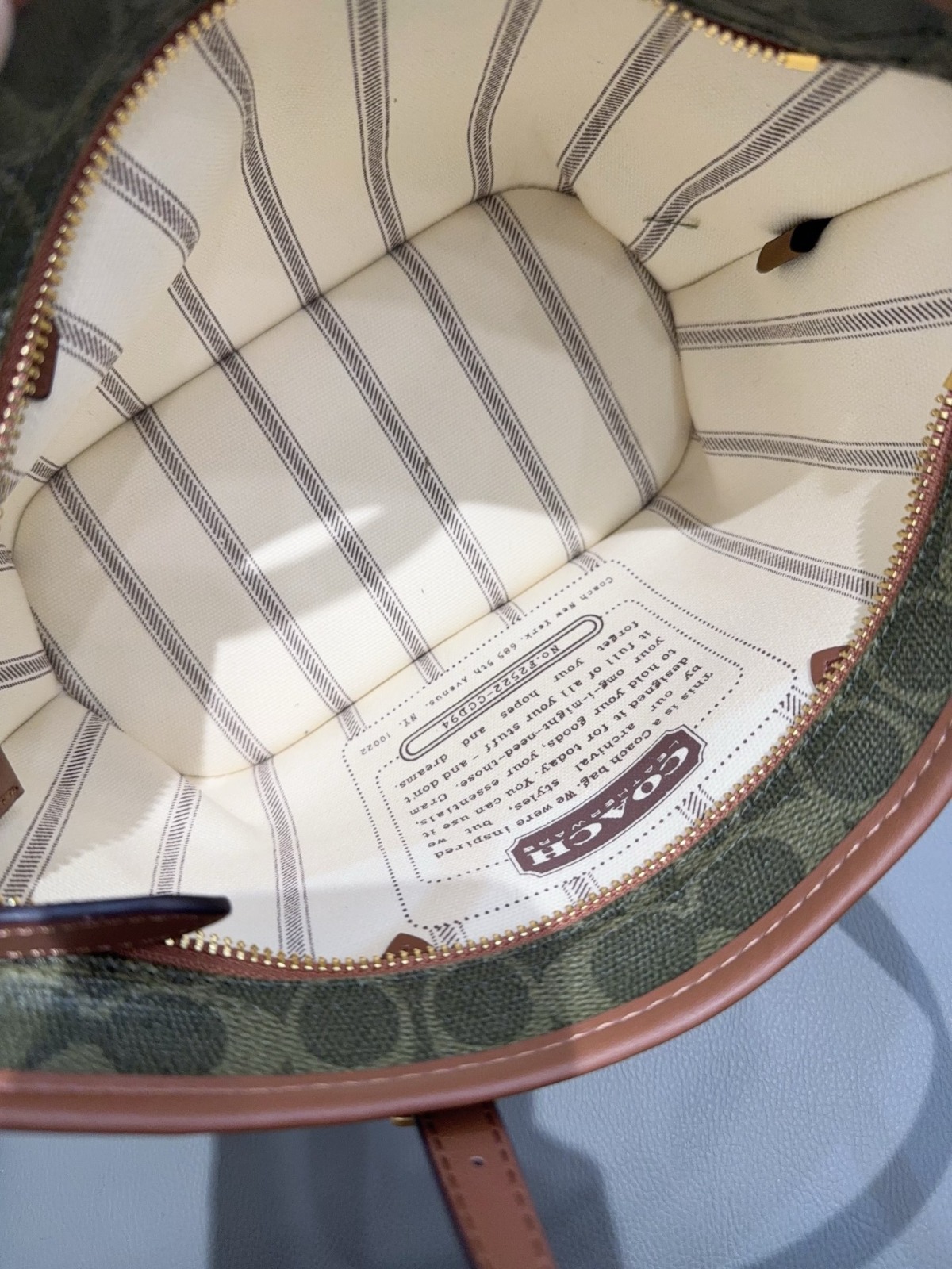 0215 COACH Taxi 小號牛皮tote bag 3月中