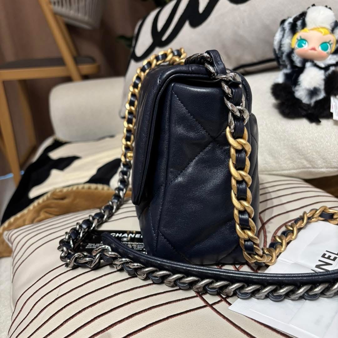 Chanel 19 small navy 26cm AS1160 100%Authentic,98%new  ✅專門店收據✅card✅dust bag✅box