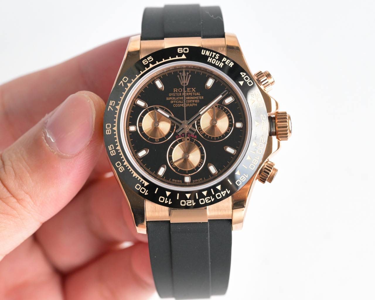 18k包金 ROLEX-劳力士迪通拿系列一档调时 计时秒针 3字位9字位小针 功能原装一致！表壳原版开模，表盘尺寸40mm。厚度目前市面上最接近原装的 陶质实心外圈连计速刻度（采用真陶瓷工艺 刮不花 永不退色 质感和正品一致）功能盘字体和盘面logo采用叠加印刷工艺，从侧面观察会有微微隆起之感。盘面的底色纹路经过无数次过滤改正，确保百分百吻合与原装。其上的劳力士金属LOGO单独开模，无论是立体感还是圆润度均可PK原装 易读Chroma light夜光显示 配长效夜光物质。表镜平形蓝宝石水晶玻璃 抗刮损，效果绝不重影，吻合正品。⚠⚠六字位正品一致的有防伪的小皇冠👑（注意细节）表扣采用进口精钢1:1散件打磨而成 拉沙内侧 腐蚀劳力士钢印 外置正品一模一样的表扣保险环，完美在每一个细节！