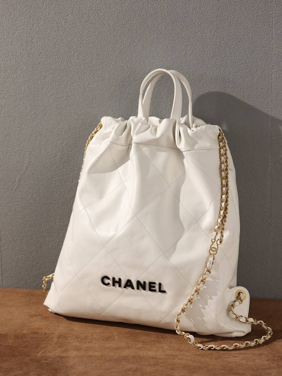 CHANEL香奈儿 22SS春夏系列 22Bag链条双肩包🎒❤️‍🩹 独家渠道货 独家欧洲原厂皮组装ZP尾单货 原厂白色亮面牛皮 搭配黑色logo以及金色做旧五金 真的太好看了🌟 尺寸：42*36*8cm