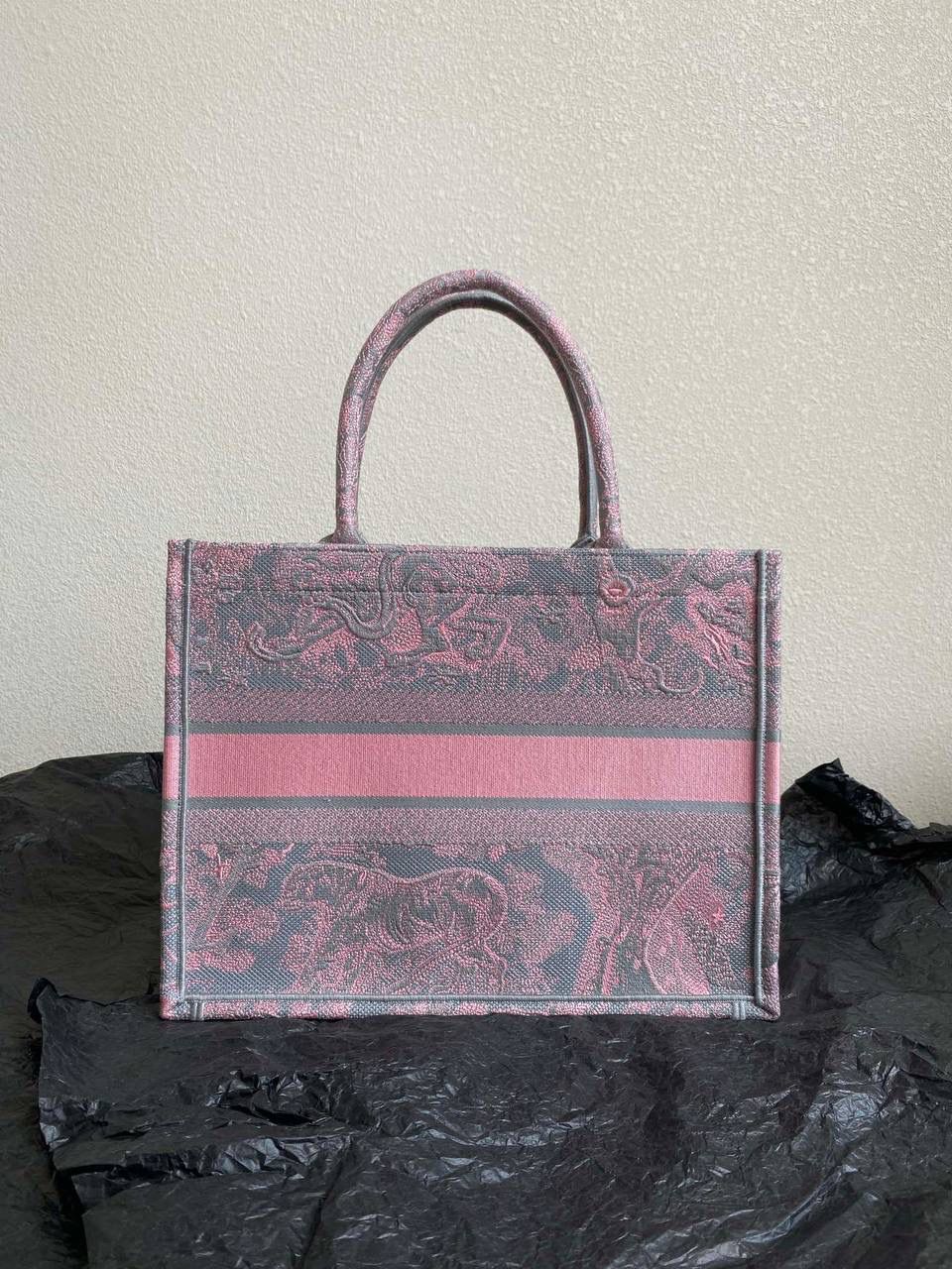 🈶粉灰老虎，中号 𝗖𝗗 𝗕𝗼𝗼𝗸 𝘁𝗼𝘁𝗲丛林系列购物袋 全手工立体刺绣 凹凸有致 浓厚的复古艺术气息简直是行走的艺术品 💐🎀 超大容量更是吹爆它 特别适合想把整个家带出门的姑娘 妈咪袋 公文包 旅行出游好帮手 时髦精凹造型必须拥有🤟🏻 36×27×16cm