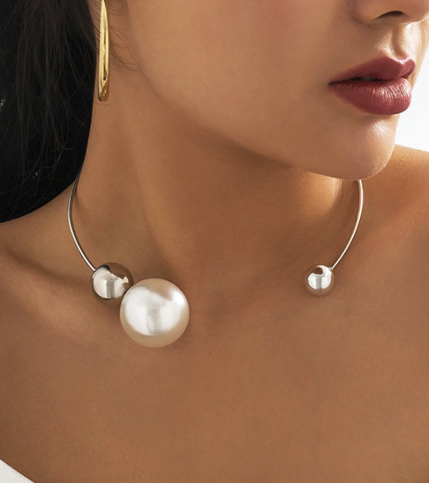 Large Pearl Necklace with Metal Collar