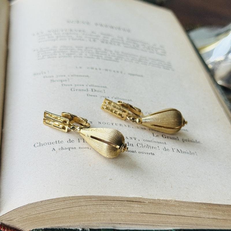 Vintage Champagne Gold Geometric x Textured Hollow Pear Shape Clip Earrings(MT2070)