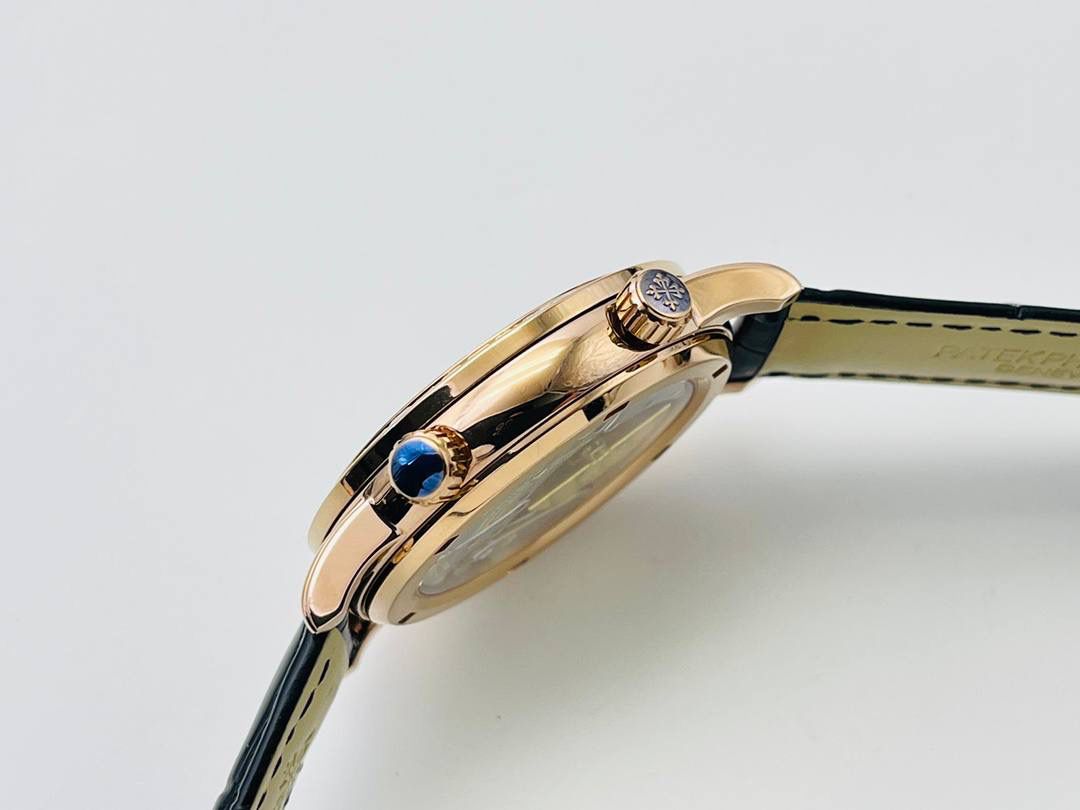 V4升级版 市场最高版本 功能跟正品一样 百达.翡丽星空升级终极版！升级细节： 1⃣️做到了跟正品满天星自动转的功能！ 2⃣️升级日历的排法和正品一样的顺序！ 3⃣️直径42毫米，厚度11毫米！ 4⃣️最大亮点：百达.翡丽星空里的月亮会根据天空上的月亮变化而变化！根据天空上的月圆月缺搬（初一月弯弯初十五月圆）到手表上了！